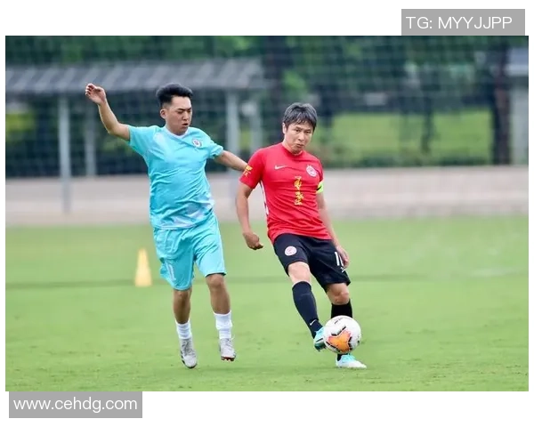 足球明星脱鞋送人感人瞬间引发热议网友纷纷点赞支持善举