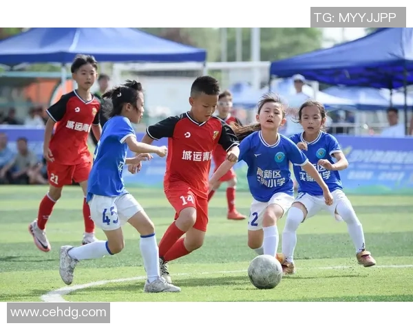 足球明星街头偶遇球员引发粉丝热议共同畅谈足球梦想与未来计划