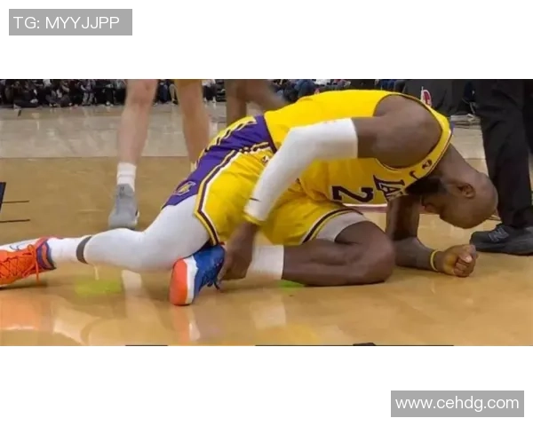 足球明星詹姆斯在比赛中意外受伤的瞬间引发球迷热议与担忧